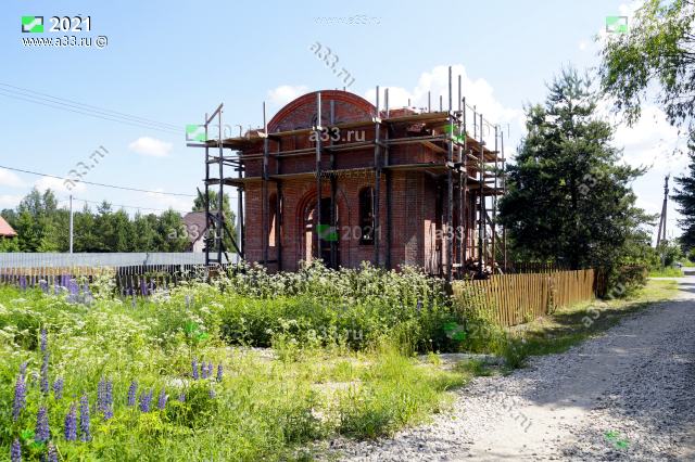 2021 Строительство храма часовни Троицы Живоначальной в деревне Илькино Киржачского района Владимирской области ведётся с перерывами