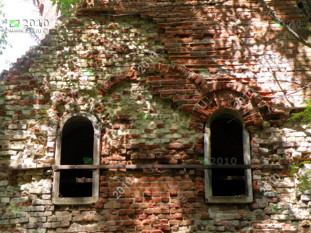 Окна верхнего яруса четверика основного объёма церкви Пантелеимона в Кашино Киржачского района Владимирской области 2010