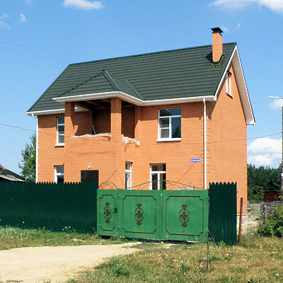 Общий вид дома 6 по улице Новая Деревня в деревне Кашино Киржачского района Владимирской области