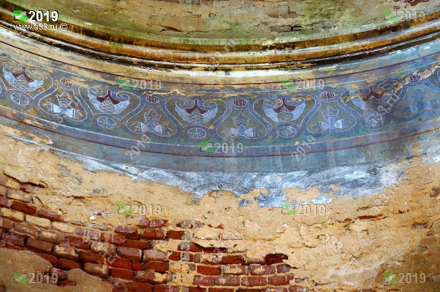 Остатки росписей на стенах ротонды в интерьере церкви Пантелеимона в Кашино Киржачского района Владимирской области