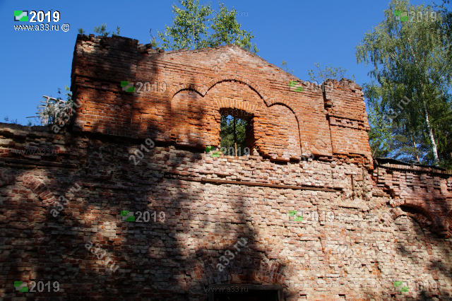 Западная стена трапезной церкви Пантелеимона в Кашино Киржачского района Владимирской области