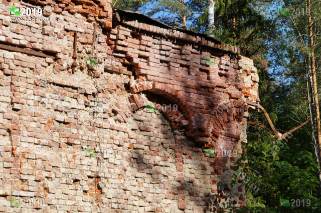 Деструкция кладки западной стены трапезной церкви Пантелеимона в Кашино Киржачского района Владимирской области