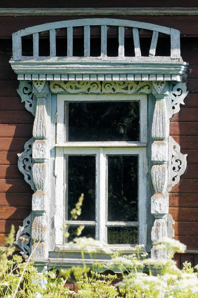 окно с деревянным наличником в местном вкусе деревни Савельево Киржачского района Владимирской области
