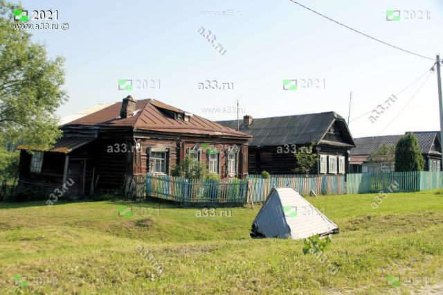 2021 Группа домов возле родника в деревне Савельево Киржачского района Владимирской области