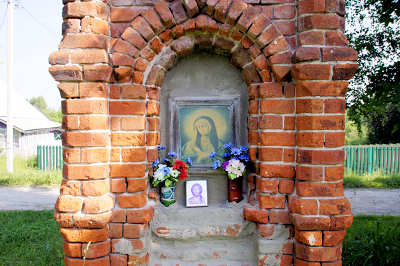 южный фасад православного часовенного столба в деревне Савельево Киржачского района Владимирской области