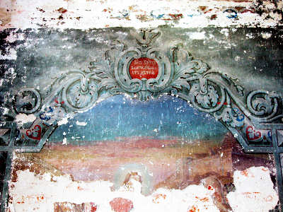 росписи у западного входа с сохранившимся фрагментом в виде гризайльной рамы с надписью на красном фоне в центре Иисус Христос благословляет детей