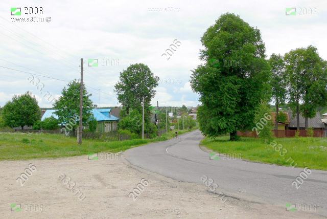 2006 В центре деревни Тельвяково Киржачского района Владимирской области улица Центральная делает два крутых поворота