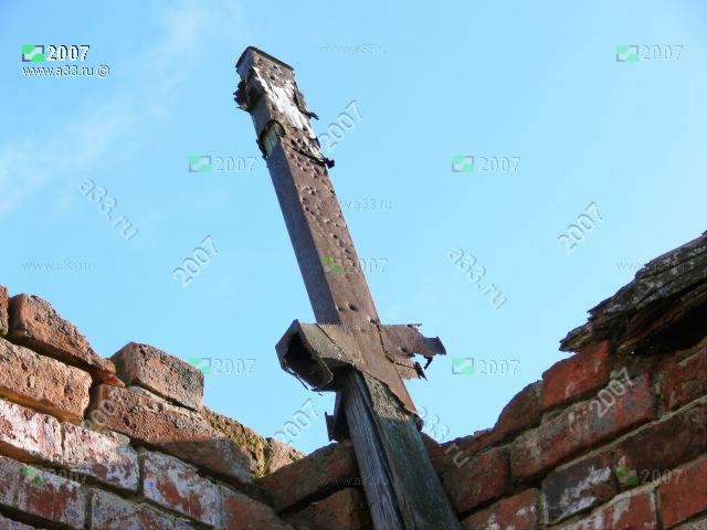 2007 Остатки подлинного креста часовни в деревне Трусково Киржачского района Владимирской области простреленного пулями