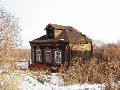 традиционная крестьянская архитектура; старый деревянный дом под снос; фотофиксация на память