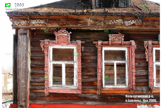 Дом на Второй улице с деревянными наличниками и общей орнаментацией пропильной резьбой в местном вкусе