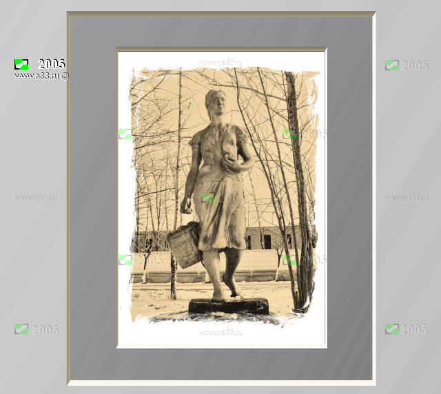 Скульптура в стиле социалистический парковый арт, характерный для 1950-х годов, гипсовая селянка воодушевлённым лицом, крепкими ногами и с полной корзиной плодоовощной продукции