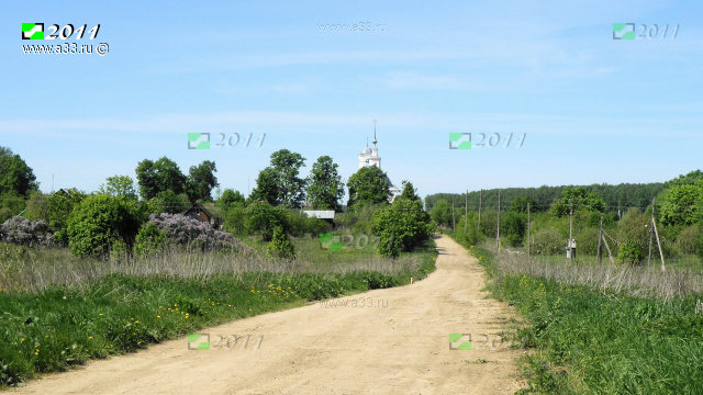 Вид на Бавлены и местную поселковую церковь с полей