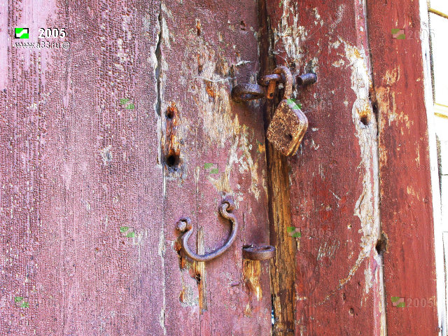Фрагмент наружной поверхности входной двери на западном входе в Знаменскую церковь в Благовещенском погосте