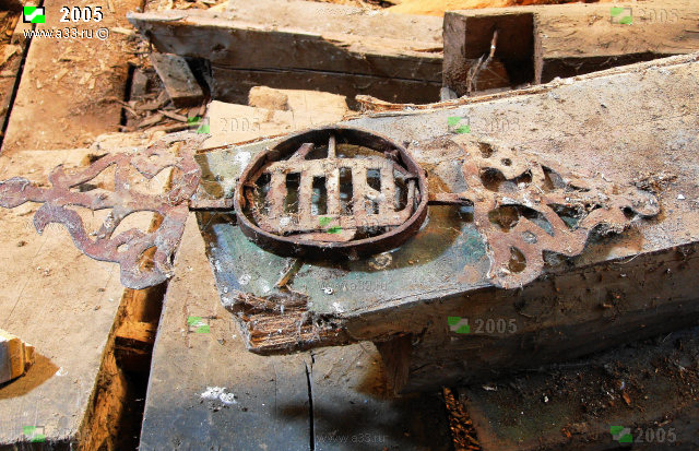Деталь старинного креста, узоры изготовлены путём вырубки зубилом из листа железа