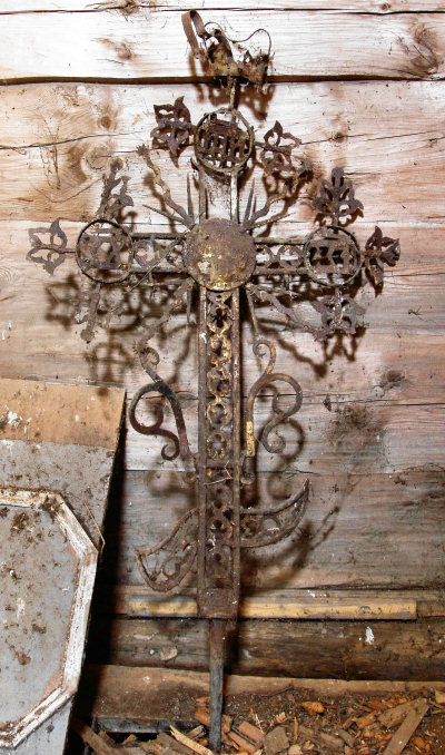 один из кованых крестов, собранных в Знаменской церкви в урочище Благовещенский погост Кольчугинского района Владимирской области