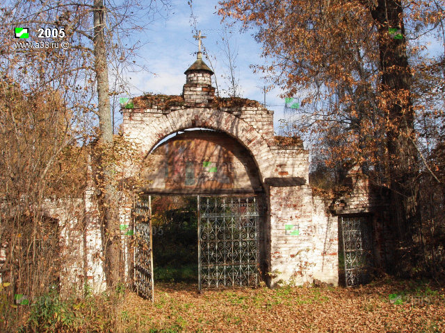 Ворота каменной ограды Благовещенского погоста Кольчугинского района Владимирской области
