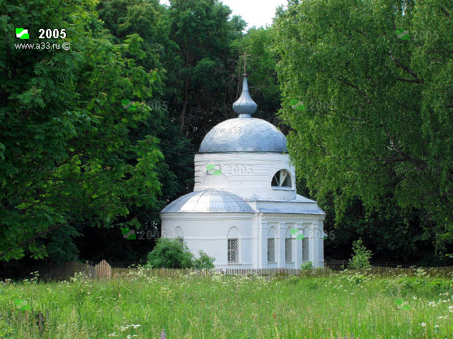 Церковь Троицы Живоначальной в посёлке Дубки Кольчугинского района Владимирской области окружает старинное кладбище