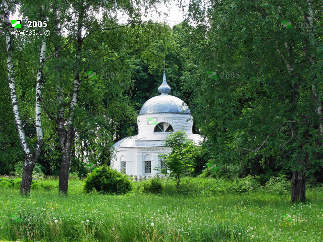 Южный фасад Троицкой церкви в посёлке Дубки Кольчугинского района Владимирской области