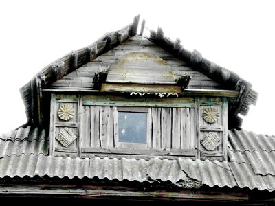 Чердачное окно старого нежилого дома в аварийном состоянии