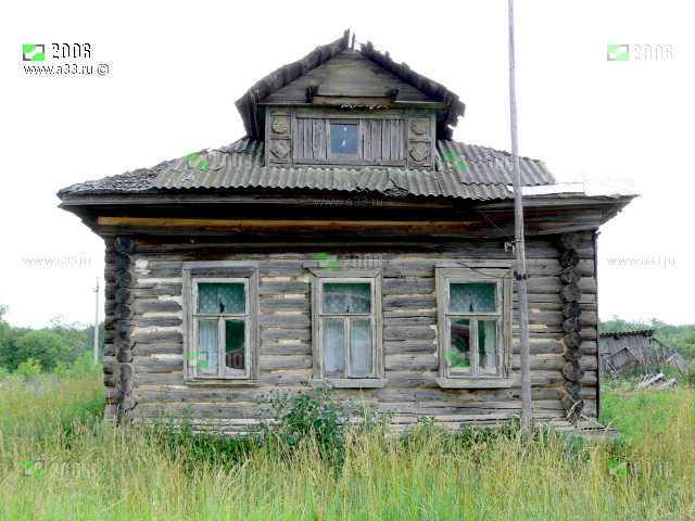 Старый нежилый дом в деревне Красная Гора Кольчугинского района Владимирской области