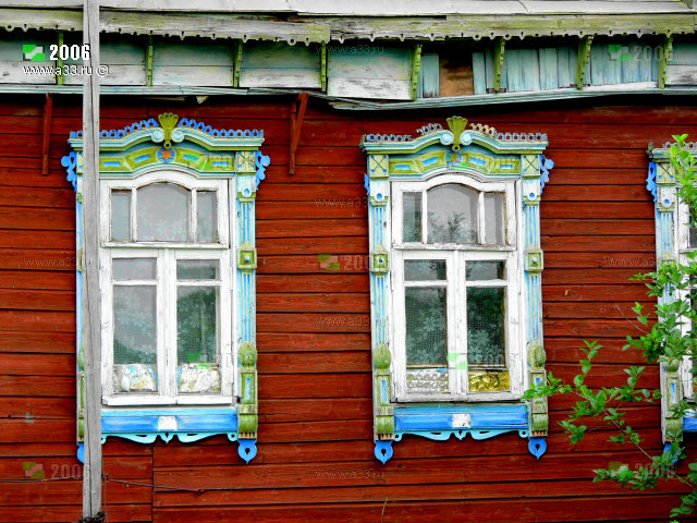 В деревне Красная Гора Кольчугинского района сохранилось небольшое количество старых домов, украшенных домовой резьбой