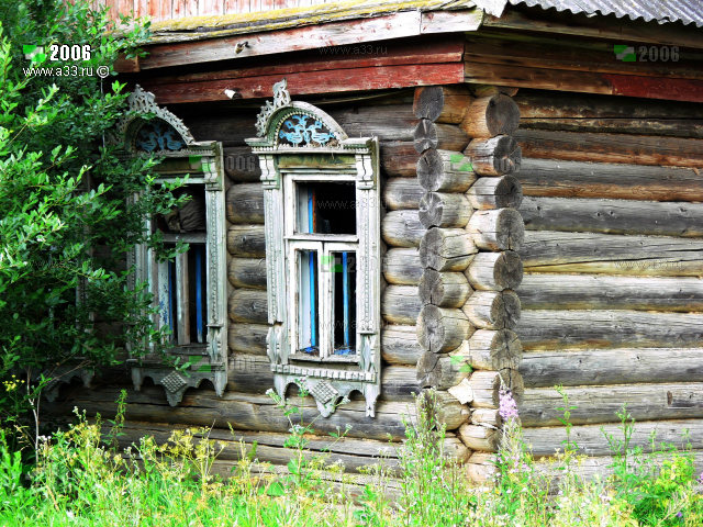 Патриархальные деревянные наличники жилого дома в деревне Красная Гора Кольчугинского района Владимирской области