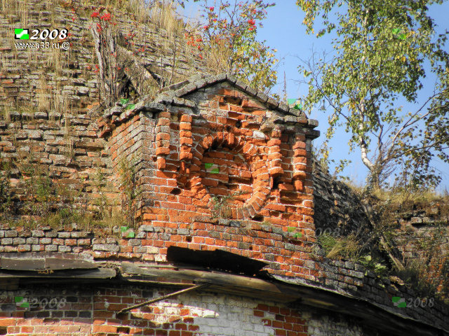 Люкарня с ложным окном на куполе Успенской церкви в деревне Кудрявцево Кольчугинского района Владимирской области