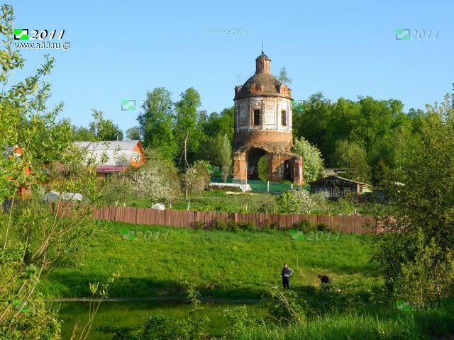 Центр деревни Кудрявцево Кольчугинского района Владимирской области с прудами и руинами Успенской церкви на высоком рельефе