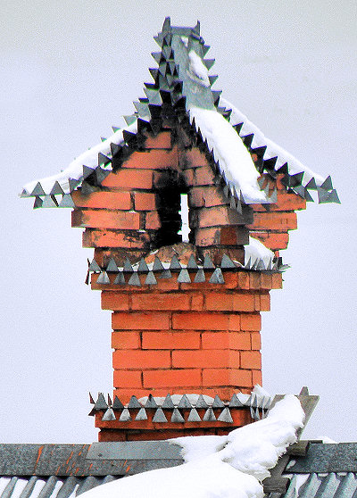 Неожиданно художественно выполненный дымник на трубе жилого дома в деревне Пантелеево Кольчугинского района Владимирской области