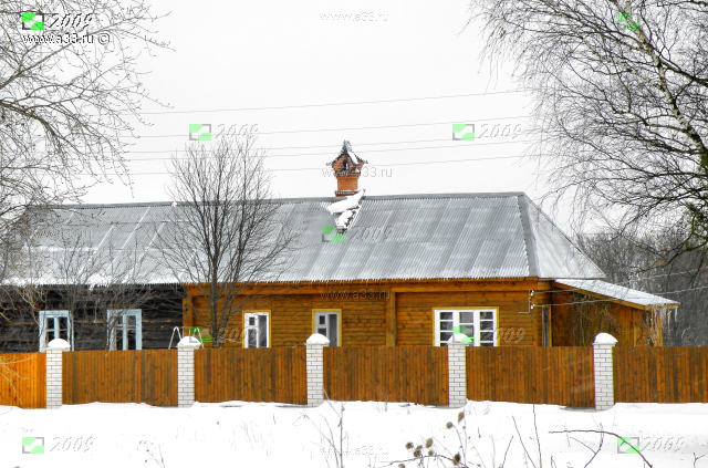 Жилой двухквартирный барак с неожиданным дымником в деревне Пантелеево Кольчугинского района Владимирской области