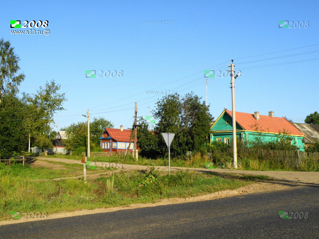 Улица Вторая в деревне Павловка Кольчугинского района Владимирской области в 2008 году. Типичная архитектура местной жилой застройки