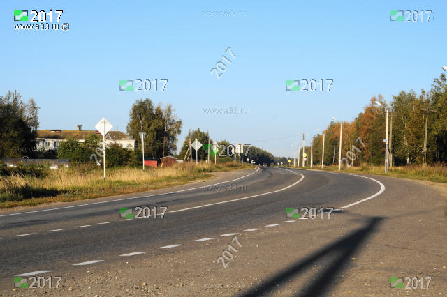 Трасса Р75 в центре деревни Павловка Кольчугинского района Владимирской области делает резкий поворот