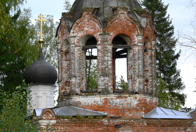 Площадка звона колокольни Екатерининской церкви в деревне Поляны Кольчугинского района Владимирской области
