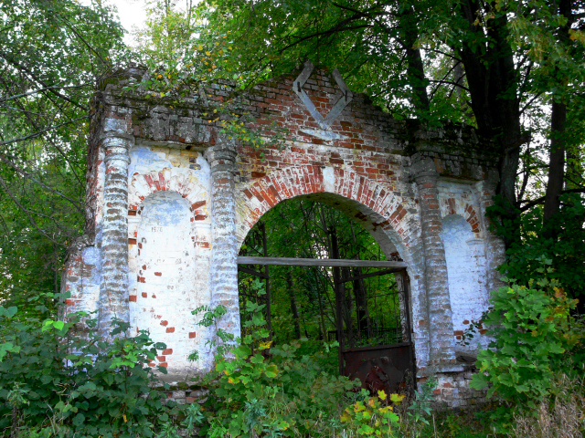 Ворота каменной ограды кладбища деревни Поляны Кольчугинского района Владимирской области