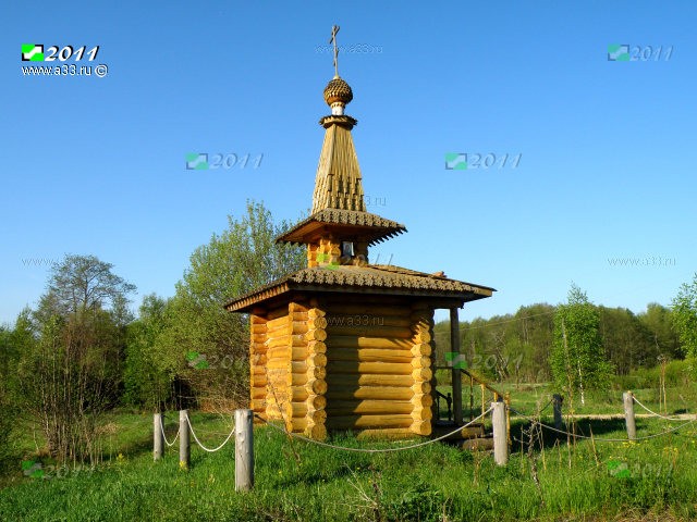Деревянная часовня в деревне Поздняково Кольчугинского района Владимирской области выполнена по индивидуальному проекту и имеет небольшое помещение