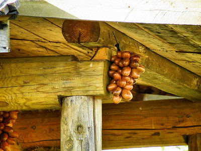 Столярный комплимент от плотников: деревянные кисточки, имитирующие виноград для украшения крыльца часовни