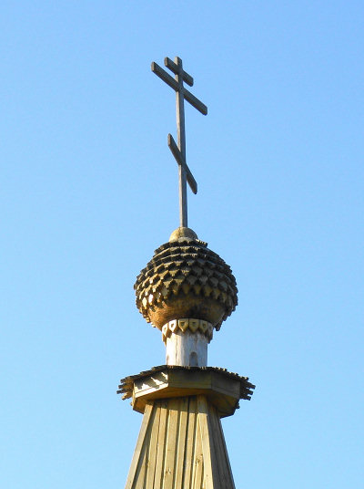 Глава крытая лемехом и деревянный крест часовни в деревне Поздняково Кольчугинского района Владимирской области
