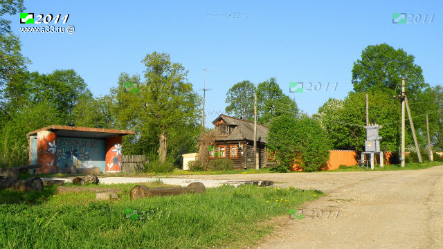 Центр деревни Поздняково Кольчугинского района Владимирской области с разворотным кругом и автобусной остановкой