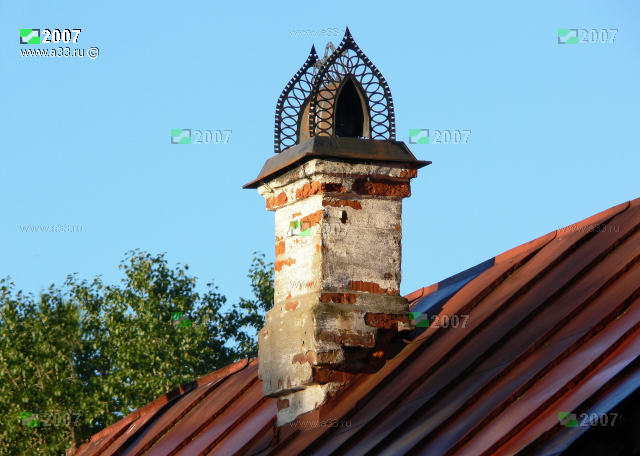Художественно выполненный в виде кокошника прорезной дымник жилого дома в посёлке Тонково Кольчугинского района Владимирской области