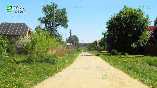 Главная улица деревни Товарково Кольчугинского района Владимирской области с щебёночным покрытием