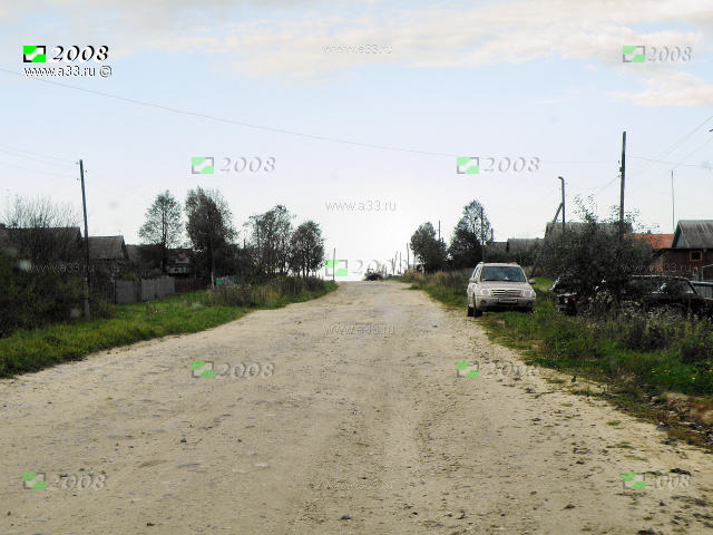 Общий вид Первой улицы с щебёночным покрытием в селе Ваулово Кольчугинского района Владимирской области
