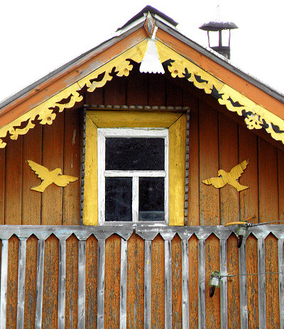 Чердачное окно с птичками на фронтоне жилого деревянного дома в селе Ваулово Кольчугинского района Владимирской области
