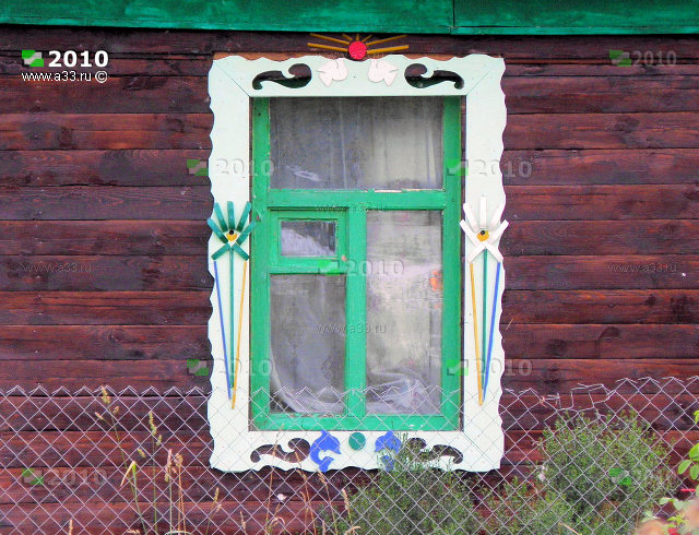 Современные деревянные наличники окна деревянного жилого дома в селе Воскресенское Кольчугинского района Владимирской области