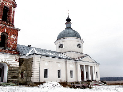 Основной объём и трапезная Казанской церкви села Завалино Кольчугинского района в процессе ремонта