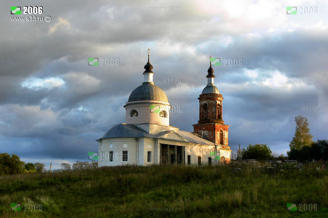 Казанская церковь села Завалино Кольчугинского района вид от окружной дороги и кладбища