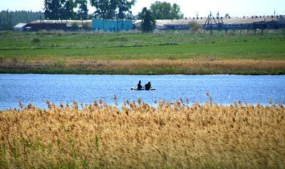 Рыбалка с надувной резиновой лодки на водохранилище на реке Сега Кольчугинского района Владимирской области