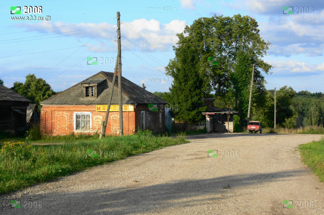 Центр села Зиновьево Кольчугинского района Владимирской области с магазином и автобусной остановкой
