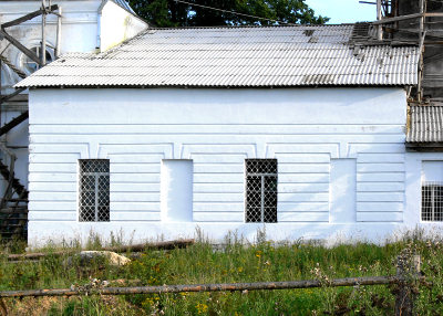 Трапезная с рустованным фасадом в стиле классицизм на Воскресенской церкви села Зиновьево Кольчугинского района Владимирской области
