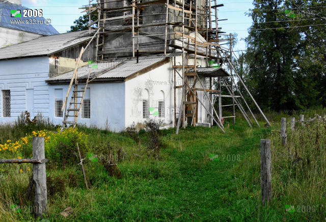Западный вход в Воскресенскую церковь села Зиновьево Кольчугинского района Владимирской области