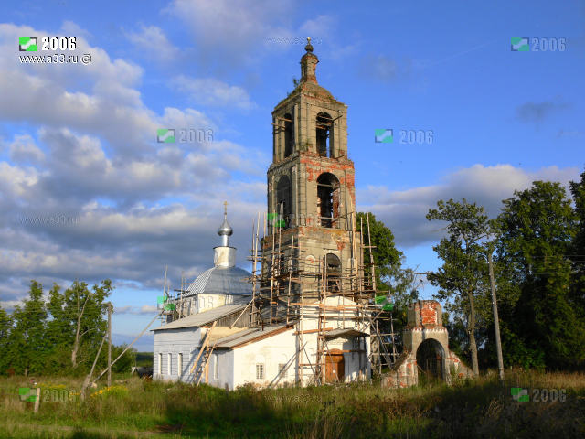 Колокольня Воскресенской церкви села Зиновьево Кольчугинского района Владимирской области в процессе ремонта